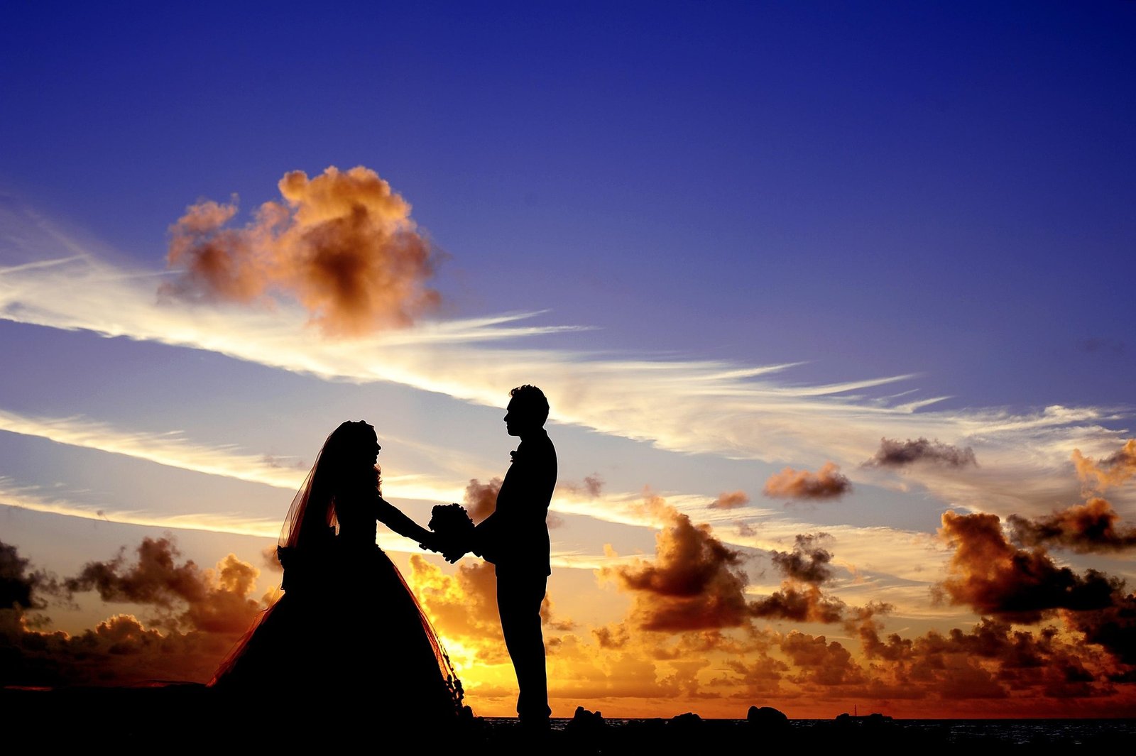 Couple réuni au coucher de soleil - retour affectif et amour retrouvé